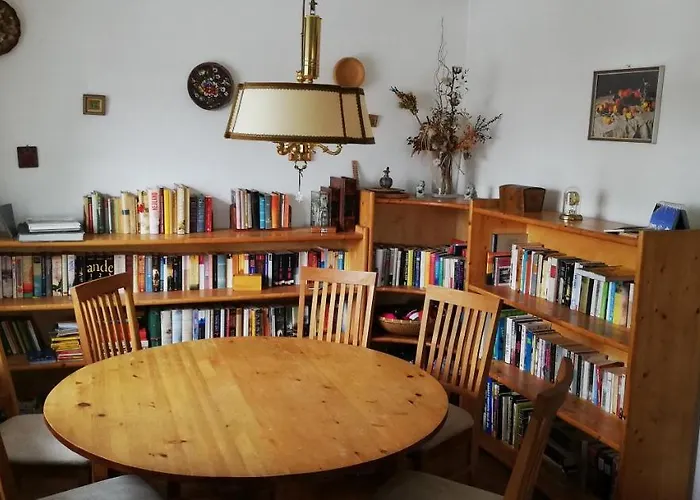 Am Waldrand Nyaraló